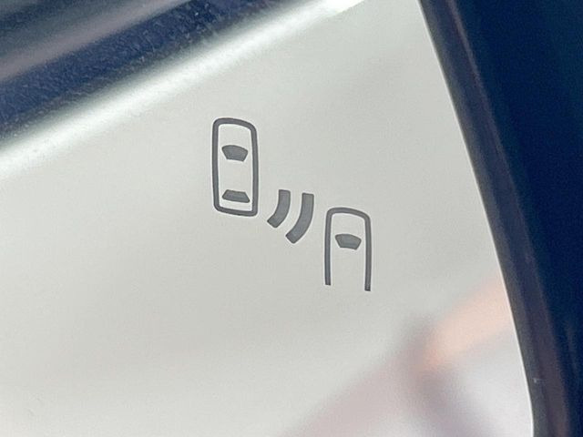 【ブラインドスポットモニター】走行中、ドアミラーの死角になりやすい箇所に後続車が接近するとサイドミラーのレンズに警告を表示!ドライバーに注意喚起をしてくれます。