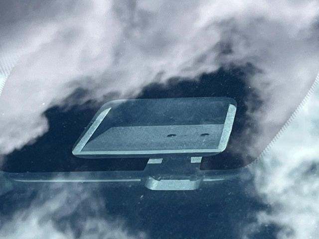 【三菱e-Assist】走行中に前方の車両等を認識し、衝突しそうな時は警報とブレーキで衝突回避と被害軽減をアシスト。より安全にドライブをお楽しみいただけます。