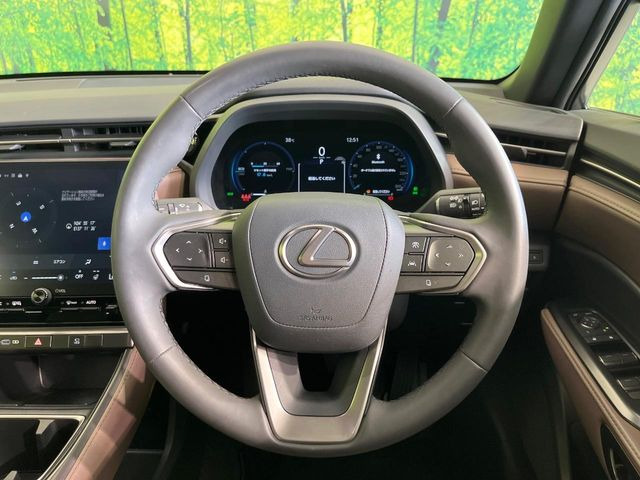 �C���e���A�ɍ��킹���f�U�C���̃X�e�A�����O�́A�^�]�������̂��Ƃ��l���A�^�]���₷���`��A�傫���ł��B�����x�A���ۂɐG���Ă��m���߂��������B