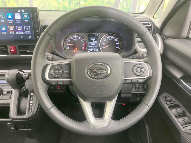 �C���e���A�ɍ��킹���f�U�C���̃X�e�A�����O�́A�^�]�������̂��Ƃ��l���A�^�]���₷���`��A�傫���ł��B�����x�A���ۂɐG���Ă��m���߂��������B