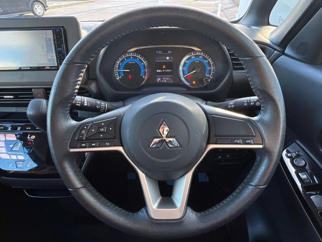 �C���e���A�ɍ��킹���f�U�C���̃X�e�A�����O�́A�^�]�������̂��Ƃ��l���A�^�]���₷���`��A�傫���ł��B�����x�A���ۂɐG���Ă��m���߂��������B