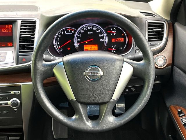 �C���e���A�ɍ��킹���f�U�C���̃X�e�A�����O�́A�^�]�������̂��Ƃ��l���A�^�]���₷���`��A�傫���ł��B�����x�A���ۂɐG���Ă��m���߂��������B