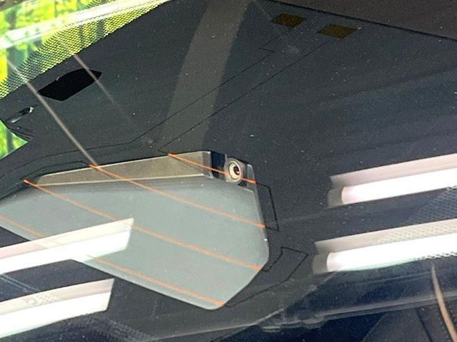 【トヨタセーフティセンス】走行中に前方の車両等を認識し、衝突しそうな時は警報とブレーキで衝突回避と被害軽減をアシスト。より安全にドライブをお楽しみいただけます。