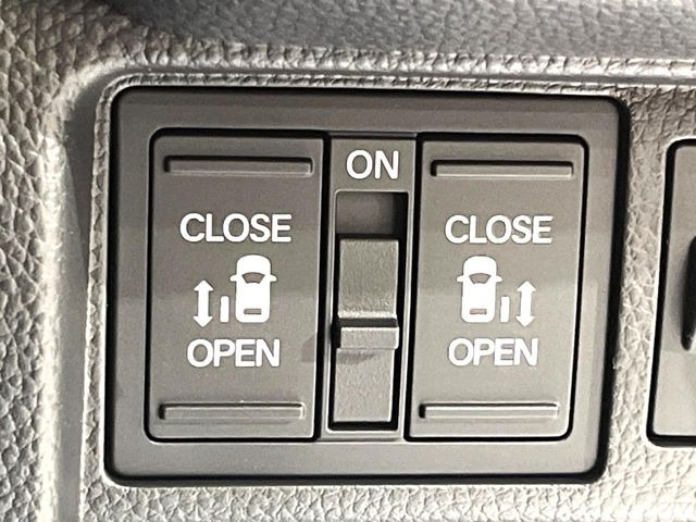 【両側パワースライドドア】スマートキーや運転席のスイッチで後席両側スライドドアの開閉が可能♪電動だから力を入れてドアを開ける必要が無く、小さなお子様でも簡単に開け閉めでき快適です♪