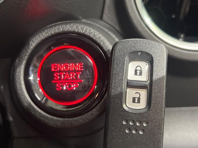 �yHonda�X�}�[�g�L�[�z�J�o����|�P�b�g�ɓ��ꂽ�܂܂ł��h�A�̎{���E�������\�ȃX�}�[�g�L�[�𑕔��B�G���W���̃I���E�I�t�����J�M�����o���K�v����������Ƃ��Ă��֗��ł���