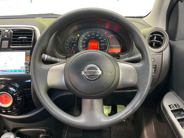 �C���e���A�ɍ��킹���f�U�C���̃X�e�A�����O�́A�^�]�������̂��Ƃ��l���A�^�]���₷���`��A�傫���ł��B�����x�A���ۂɐG���Ă��m���߂��������B