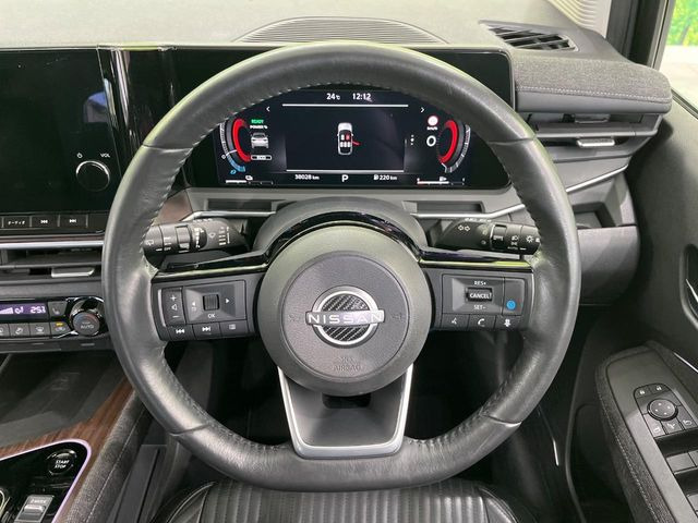�C���e���A�ɍ��킹���f�U�C���̃X�e�A�����O�́A�^�]�������̂��Ƃ��l���A�^�]���₷���`��A�傫���ł��B�����x�A���ۂɐG���Ă��m���߂��������B