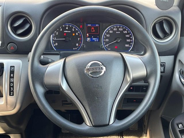 �C���e���A�ɍ��킹���f�U�C���̃X�e�A�����O�́A�^�]�������̂��Ƃ��l���A�^�]���₷���`��A�傫���ł��B�����x�A���ۂɐG���Ă��m���߂��������B