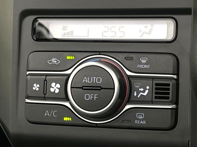 【オートエアコン】一度お好みの温度に設定すれば、車内の温度を検知し風量や温度を自動で調整。暑い&hellip;寒い&hellip;と何度もスイッチ操作をする必要はありません。快適な車内空間には必須の機能ですね♪
