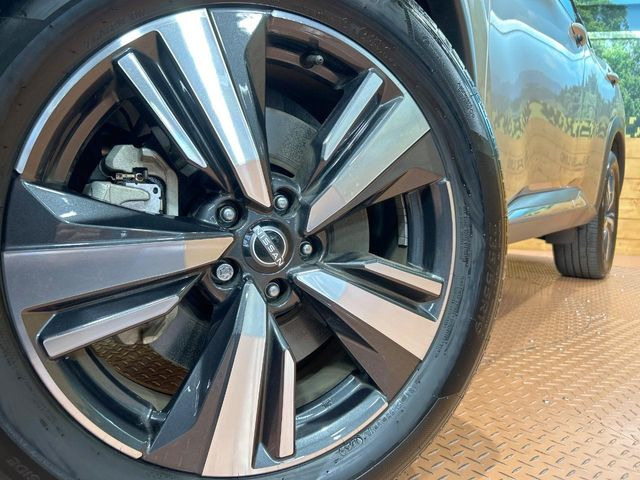 �y����19�C���`�A���~�z�C�[���z�O�ςɃ}�b�`���������A���~�z�C�[���𑕒����Ă���܂��B�e��ЊO�A���~�z�C�[����A�X�^�b�h���X�^�C�����戵�����Ă���܂��B���񂲑��k����������