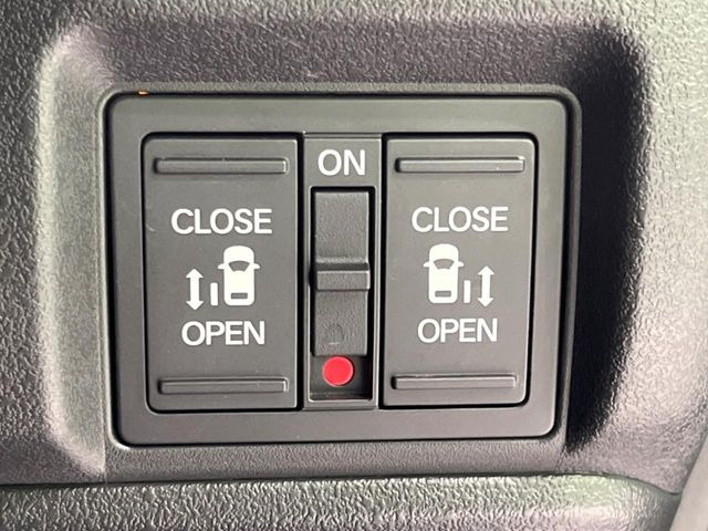 【両側パワースライドドア】スマートキーや運転席のスイッチで後席両側スライドドアの開閉が可能♪電動だから力を入れてドアを開ける必要が無く、小さなお子様でも簡単に開け閉めでき快適です♪