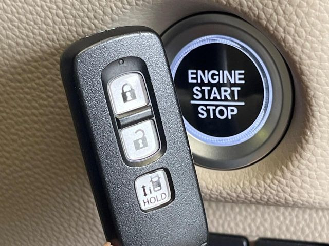 �yHonda�X�}�[�g�L�[�z�J�o����|�P�b�g�ɓ��ꂽ�܂܂ł��h�A�̎{���E�������\�ȃX�}�[�g�L�[�𑕔��B�G���W���̃I���E�I�t�����J�M�����o���K�v����������Ƃ��Ă��֗��ł���