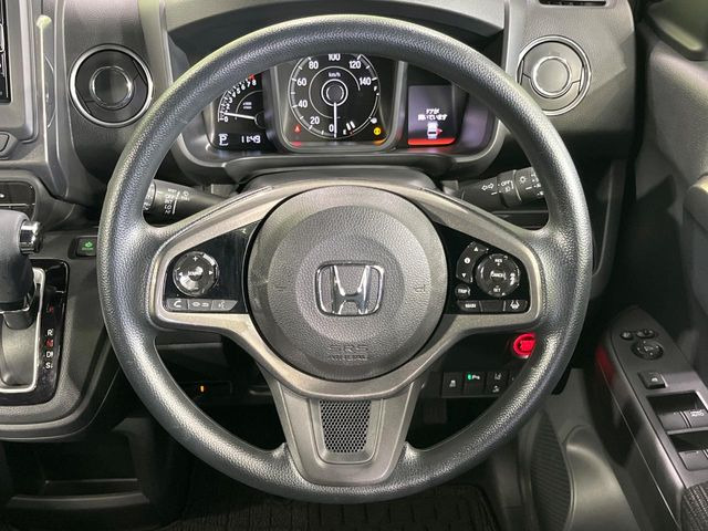 �C���e���A�ɍ��킹���f�U�C���̃X�e�A�����O�́A�^�]�������̂��Ƃ��l���A�^�]���₷���`��A�傫���ł��B�����x�A���ۂɐG���Ă��m���߂��������B