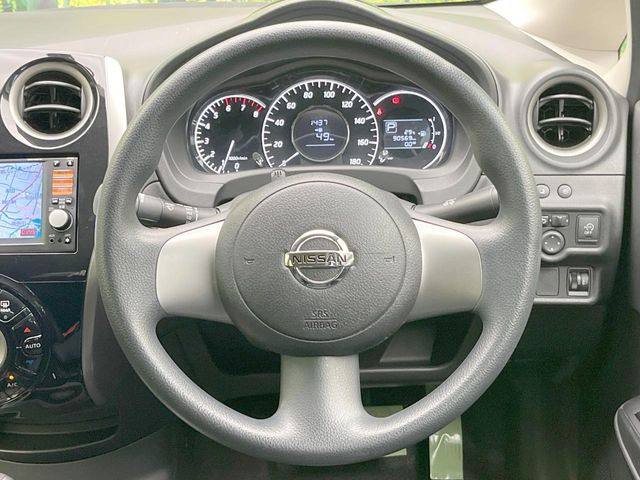 �C���e���A�ɍ��킹���f�U�C���̃X�e�A�����O�́A�^�]�������̂��Ƃ��l���A�^�]���₷���`��A�傫���ł��B�����x�A���ۂɐG���Ă��m���߂��������B