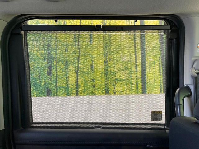 【ロールシェード】日差しや車外からの光が眩しいときにサッと引き出して使える、ロール格納タイプのサンシェードを装備。後席に乗ったお子様がウトウトしだした時など、ぜひご活用ください♪