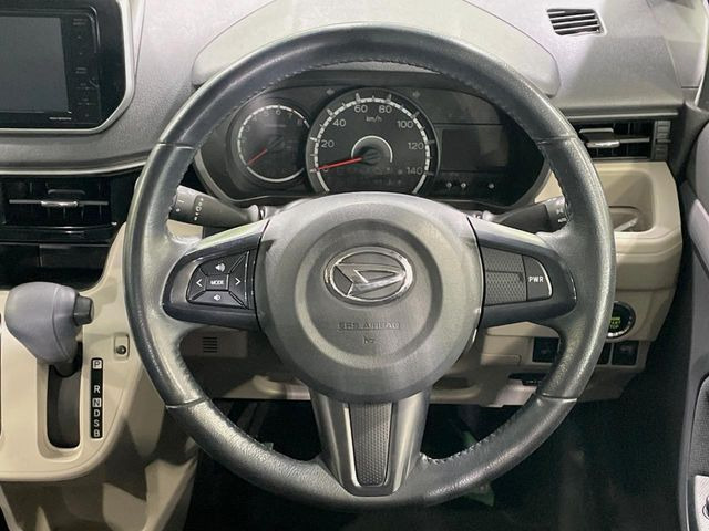 �C���e���A�ɍ��킹���f�U�C���̃X�e�A�����O�́A�^�]�������̂��Ƃ��l���A�^�]���₷���`��A�傫���ł��B�����x�A���ۂɐG���Ă��m���߂��������B