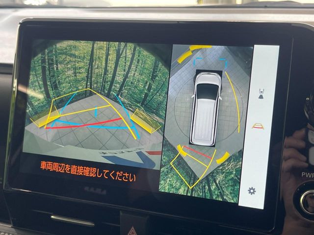 【パノラミックビューモニター】専用のカメラにより、上から見下ろしたような視点で360度クルマの周囲を確認することができます☆死角部分も確認しやすく、狭い場所での切り返しや駐車もスムーズに行えます。