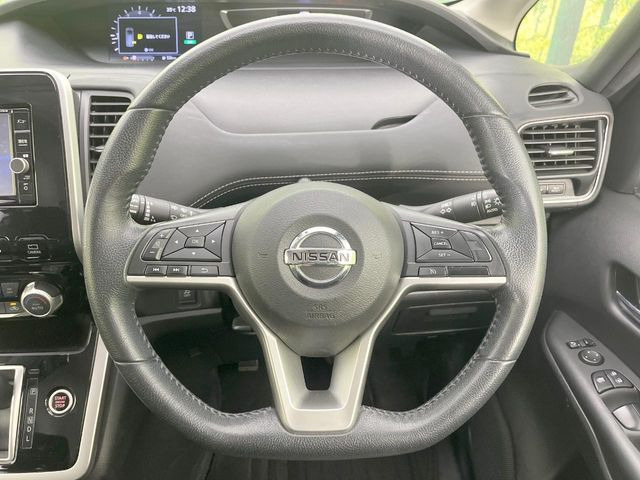 �C���e���A�ɍ��킹���f�U�C���̃X�e�A�����O�́A�^�]�������̂��Ƃ��l���A�^�]���₷���`��A�傫���ł��B�����x�A���ۂɐG���Ă��m���߂��������B