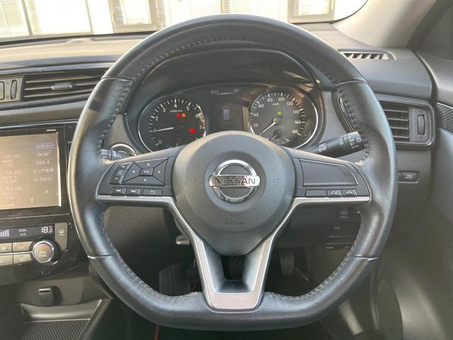 �C���e���A�ɍ��킹���f�U�C���̃X�e�A�����O�́A�^�]�������̂��Ƃ��l���A�^�]���₷���`��A�傫���ł��B�����x�A���ۂɐG���Ă��m���߂��������B
