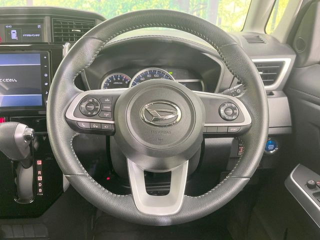 �C���e���A�ɍ��킹���f�U�C���̃X�e�A�����O�́A�^�]�������̂��Ƃ��l���A�^�]���₷���`��A�傫���ł��B�����x�A���ۂɐG���Ă��m���߂��������B