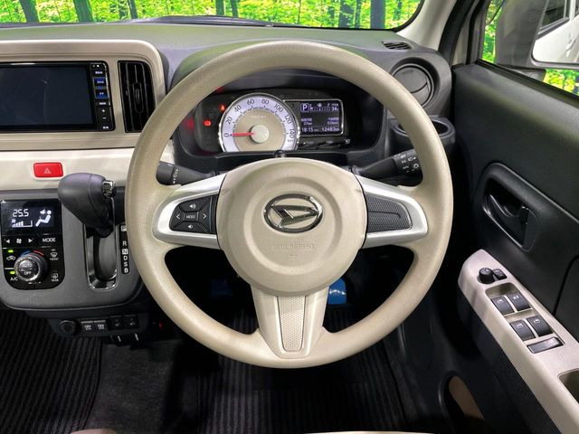 �C���e���A�ɍ��킹���f�U�C���̃X�e�A�����O�́A�^�]�������̂��Ƃ��l���A�^�]���₷���`��A�傫���ł��B�����x�A���ۂɐG���Ă��m���߂��������B