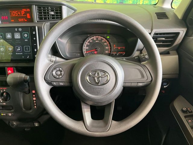 �C���e���A�ɍ��킹���f�U�C���̃X�e�A�����O�́A�^�]�������̂��Ƃ��l���A�^�]���₷���`��A�傫���ł��B�����x�A���ۂɐG���Ă��m���߂��������B