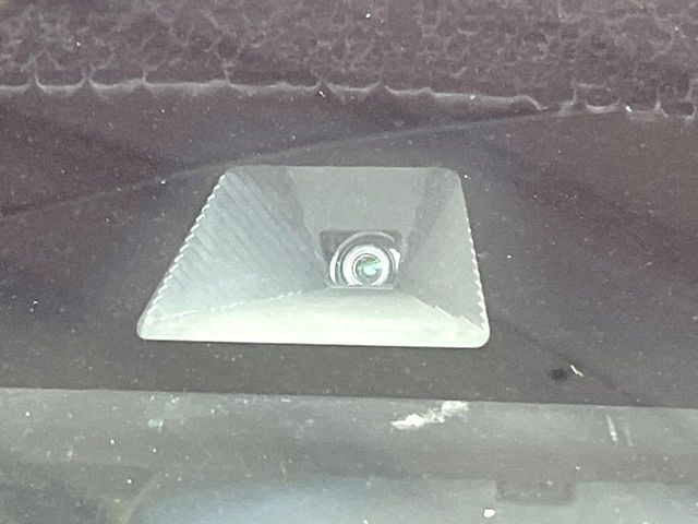 【ホンダセンシング】走行中に前方の車両等を認識し、衝突しそうな時は警報とブレーキで衝突回避と被害軽減をアシスト。より安全にドライブをお楽しみいただけます。