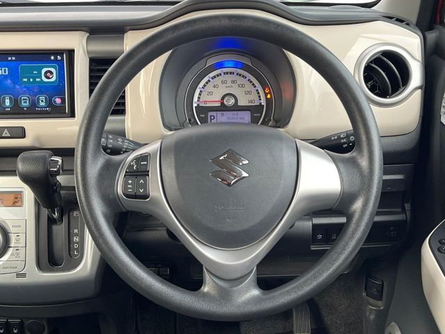 �C���e���A�ɍ��킹���f�U�C���̃X�e�A�����O�́A�^�]�������̂��Ƃ��l���A�^�]���₷���`��A�傫���ł��B�����x�A���ۂɐG���Ă��m���߂��������B