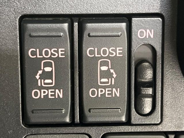 【両側パワースライドドア】スマートキーや運転席のスイッチで後席両側スライドドアの開閉が可能♪電動だから力を入れてドアを開ける必要が無く、小さなお子様でも簡単に開け閉めでき快適です♪