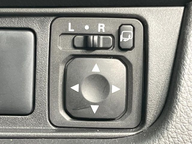 【オートエアコン】一度お好みの温度に設定すれば、車内の温度を検知し風量や温度を自動で調整。暑い&hellip;寒い&hellip;と何度もスイッチ操作をする必要はありません。快適な車内空間には必須の機能ですね♪
