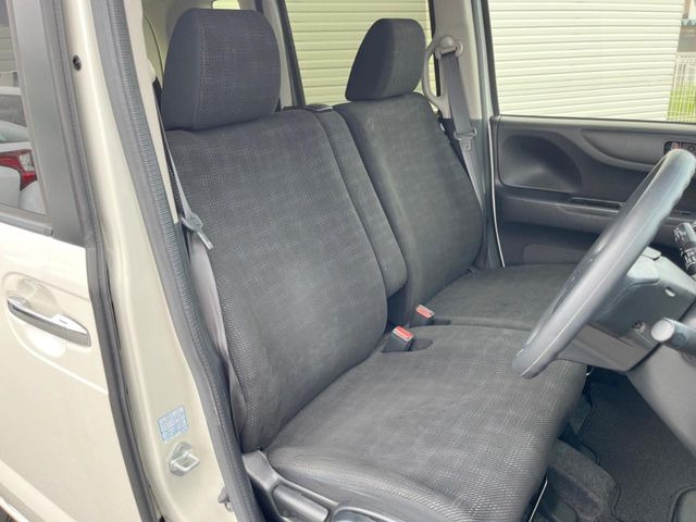 運転席まわりには十分なスペースがあり、大柄な方でもゆったり運転していただける環境です。