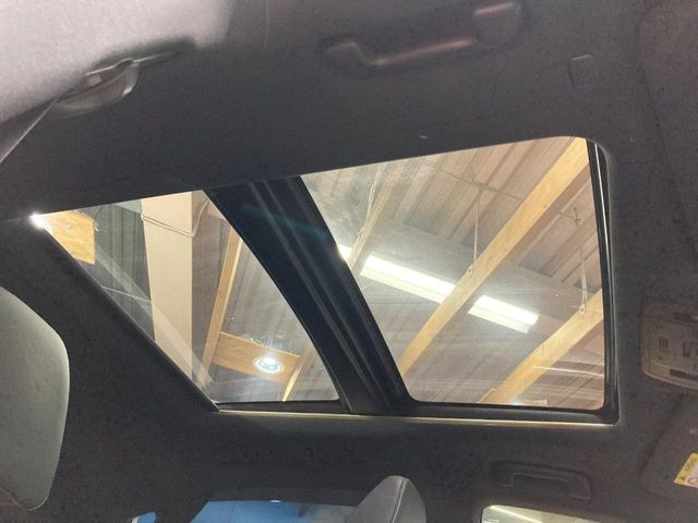 【大型サンルーフ】車内の解放感が一気に上がる大型のパノラマルーフ!季節を問わず開放的で快適なドライブをお楽しみいただけます。流通量も少なく希少価値の高い人気の装備です♪