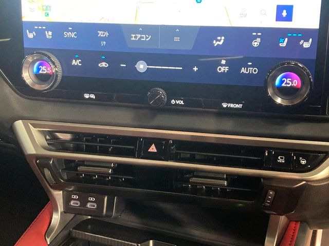 【リモート機能つきアドバンストパーク】専用スマートフォンアプリの使用で、車外から遠隔駐車・出庫が可能な先進機能。広い場所で乗り降りしたい時に便利です♪