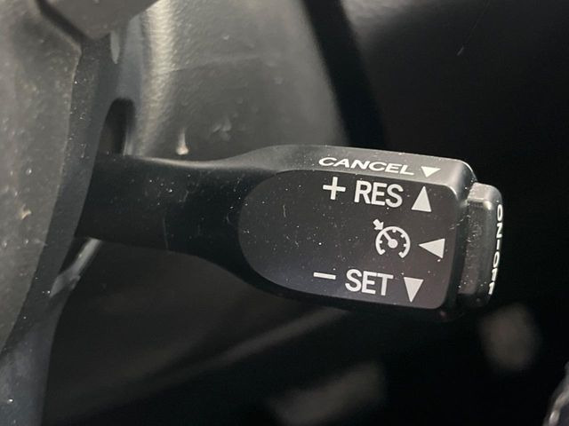【クルーズコントロール】高速道路もラクラク走行。アクセルを離しても一定速度で走行ができ、長距離運転時の負担を軽減!加速・減速も簡単なスイッチ操作で調整できます。