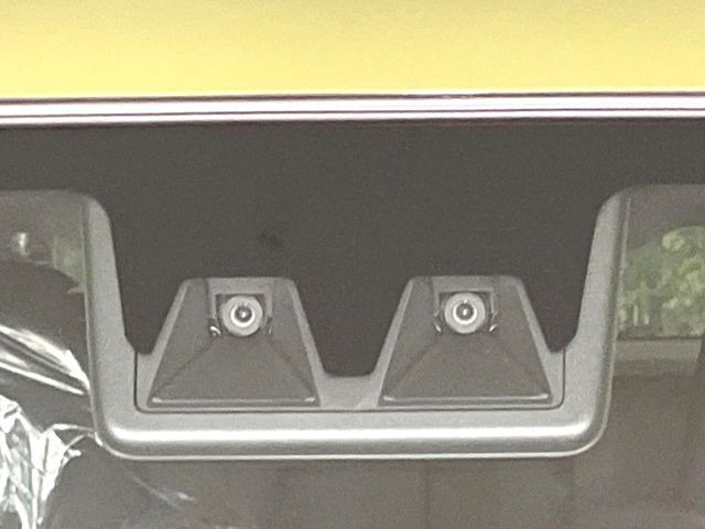 【スマートアシスト】走行中に前方の車両等を認識し、衝突しそうな時は警報とブレーキで衝突回避と被害軽減をアシスト。より安全にドライブをお楽しみいただけます。