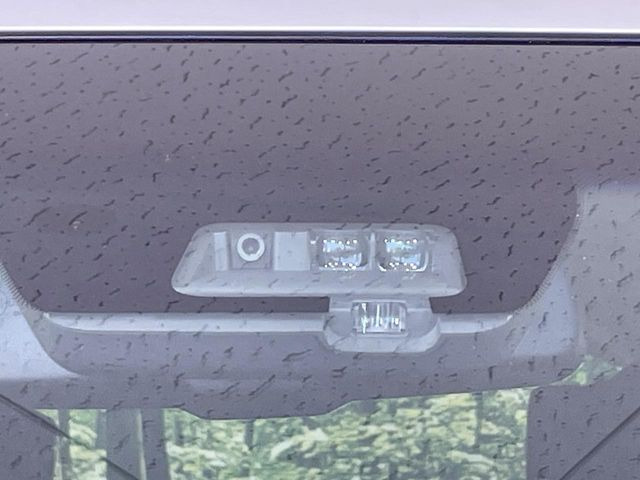 【三菱e-Assist】走行中に前方の車両等を認識し、衝突しそうな時は警報とブレーキで衝突回避と被害軽減をアシスト。より安全にドライブをお楽しみいただけます。