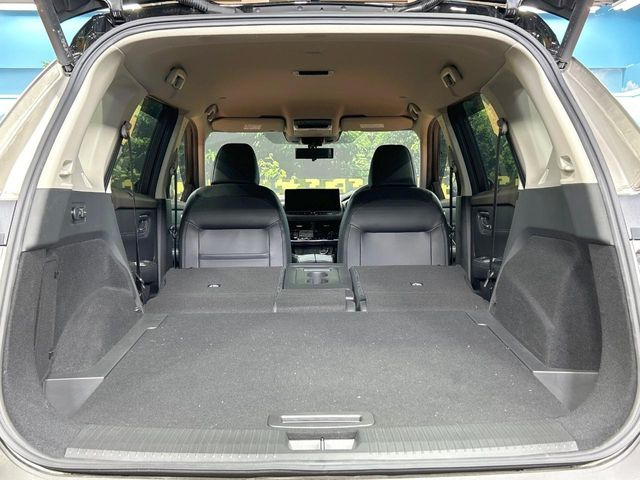 ���i�̂���������ʋ΁A���}���ɏ\���ȉ׎��X�y�[�X���m�ۂ��Ă���܂��B�Z�J���h�V�[�g��|���ƁA�傫�ȉו��̐ύڂ��\�ł���