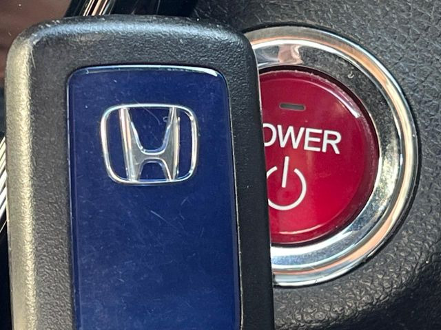 �yHonda�X�}�[�g�L�[�z�J�o����|�P�b�g�ɓ��ꂽ�܂܂ł��h�A�̎{���E�������\�ȃX�}�[�g�L�[�𑕔��B�G���W���̃I���E�I�t�����J�M�����o���K�v����������Ƃ��Ă��֗��ł���