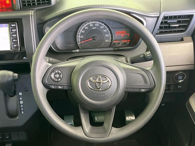 インテリアに合わせたデザインのステアリングは、運転される方のことも考え、運転しやすい形状、大きさです。是非一度、実際に触ってお確かめください。