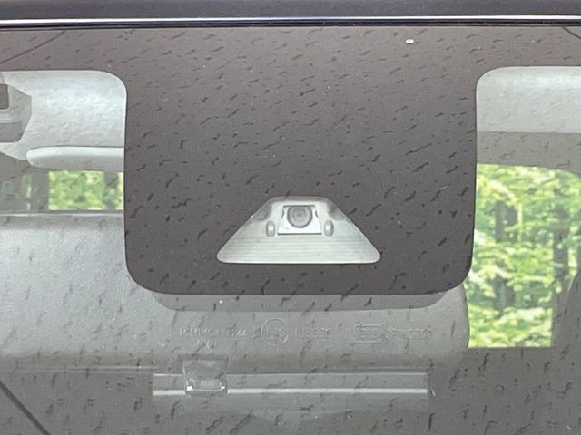 【スマートアシスト】走行中に前方の車両等を認識し、衝突しそうな時は警報とブレーキで衝突回避と被害軽減をアシスト。より安全にドライブをお楽しみいただけます。