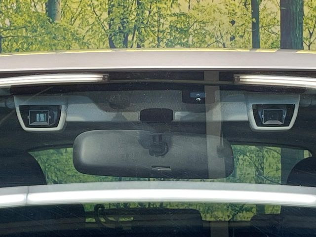 【アイサイトVer2】前方の車両等を検知し、衝突しそうな時は警報で注意を促し、ブレーキを踏む力をサポート。ブレーキを踏めなかった場合は衝突被害軽減ブレーキが作動、衝突回避をサポートします。