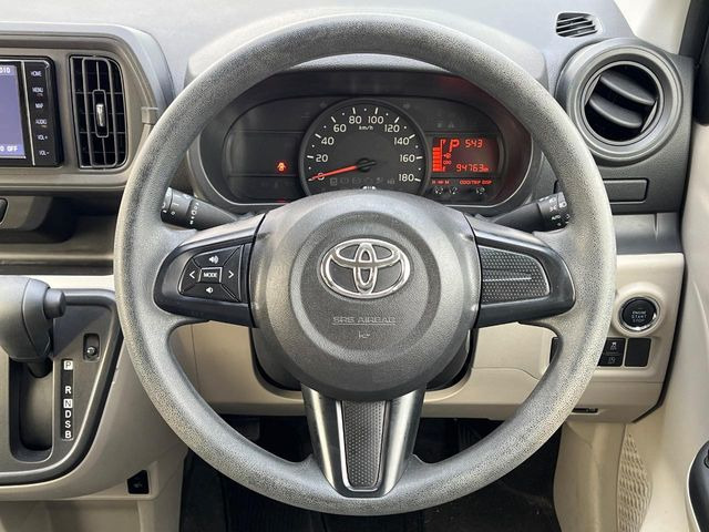 �C���e���A�ɍ��킹���f�U�C���̃X�e�A�����O�́A�^�]�������̂��Ƃ��l���A�^�]���₷���`��A�傫���ł��B�����x�A���ۂɐG���Ă��m���߂��������B