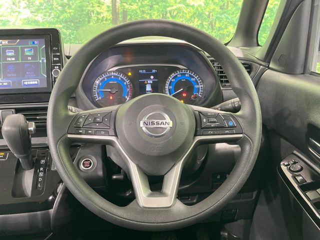 �C���e���A�ɍ��킹���f�U�C���̃X�e�A�����O�́A�^�]�������̂��Ƃ��l���A�^�]���₷���`��A�傫���ł��B�����x�A���ۂɐG���Ă��m���߂��������B
