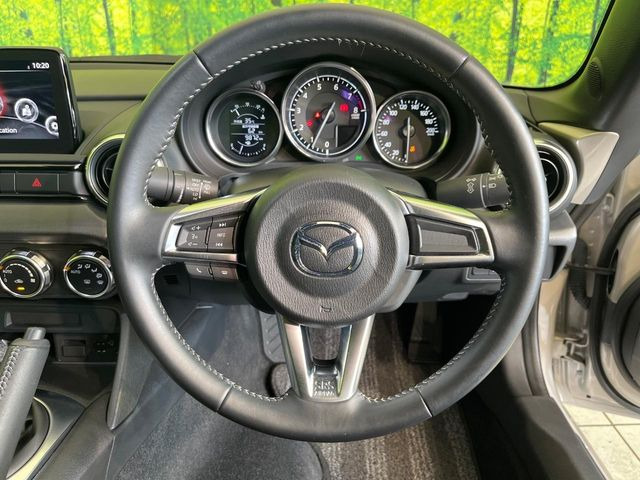 �C���e���A�ɍ��킹���f�U�C���̃X�e�A�����O�́A�^�]�������̂��Ƃ��l���A�^�]���₷���`��A�傫���ł��B�����x�A���ۂɐG���Ă��m���߂��������B