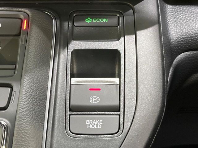 【電動パーキングブレーキ】パーキングブレーキは便利な電動式!ボタン一つで操作でき、アクセルを踏めば自動で解除されます