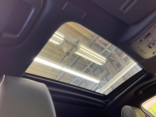 【ムーンルーフ】開放感たっぷりの希少装備、サンルーフが装着されています!車内に明かりを取り入れたり景色を楽しむ以外にも、車内の空気も簡単に換気できて快適です!
