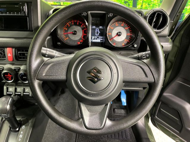 �C���e���A�ɍ��킹���f�U�C���̃X�e�A�����O�́A�^�]�������̂��Ƃ��l���A�^�]���₷���`��A�傫���ł��B�����x�A���ۂɐG���Ă��m���߂��������B