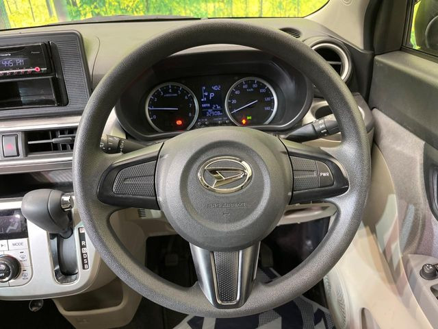 �C���e���A�ɍ��킹���f�U�C���̃X�e�A�����O�́A�^�]�������̂��Ƃ��l���A�^�]���₷���`��A�傫���ł��B�����x�A���ۂɐG���Ă��m���߂��������B