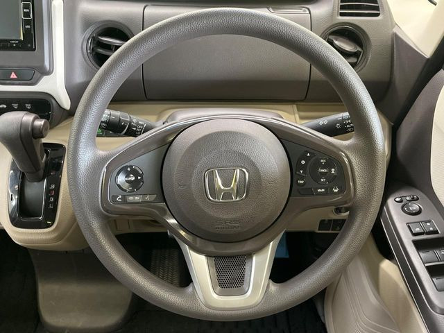 �C���e���A�ɍ��킹���f�U�C���̃X�e�A�����O�́A�^�]�������̂��Ƃ��l���A�^�]���₷���`��A�傫���ł��B�����x�A���ۂɐG���Ă��m���߂��������B