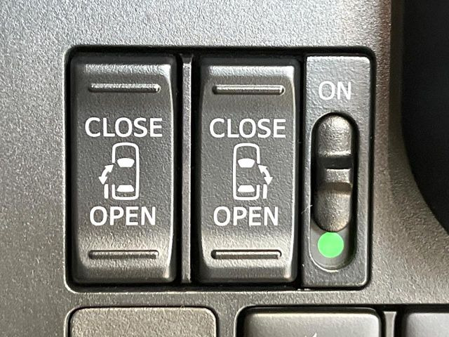 【両側パワースライドドア】スマートキーや運転席のスイッチで後席両側スライドドアの開閉が可能♪電動だから力を入れてドアを開ける必要が無く、小さなお子様でも簡単に開け閉めでき快適です♪